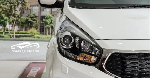 Thiết kế đuôi xe Kia Rondo hiện đại với cụm đèn hậu LED ấn tượng