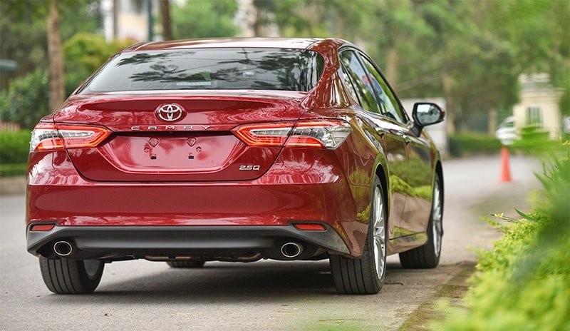 Thiết kế đuôi xe Toyota Camry 2019 với đèn hậu LED và cản sau thể thao
