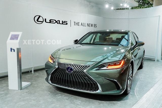Thiết kế ngoại thất của Lexus ES 300h mới với lưới tản nhiệt hình con suốt và cụm đèn pha LED sắc sảo