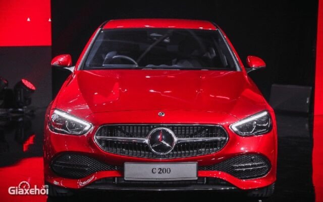 Thiết kế ngoại thất Mercedes-Benz C200 Avantgarde Plus với đường nét thể thao và sang trọng
