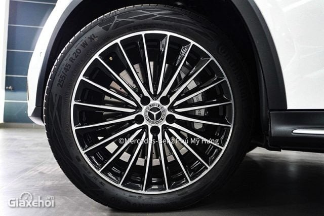 Thiết kế thân xe Mercedes-Benz GLC 300 4Matic 2023 với mâm AMG 20 inch ấn tượng