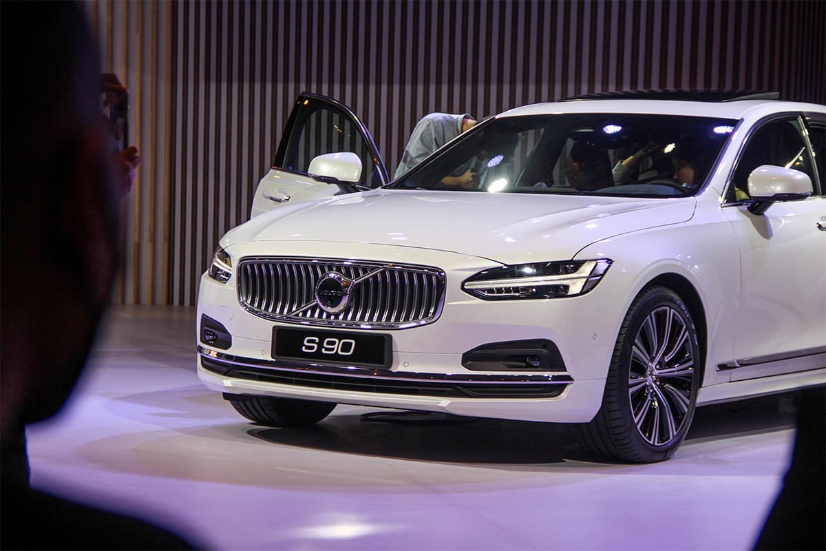 Thiết kế thân xe Volvo S90 nhìn từ bên hông với mâm hợp kim 19 inch
