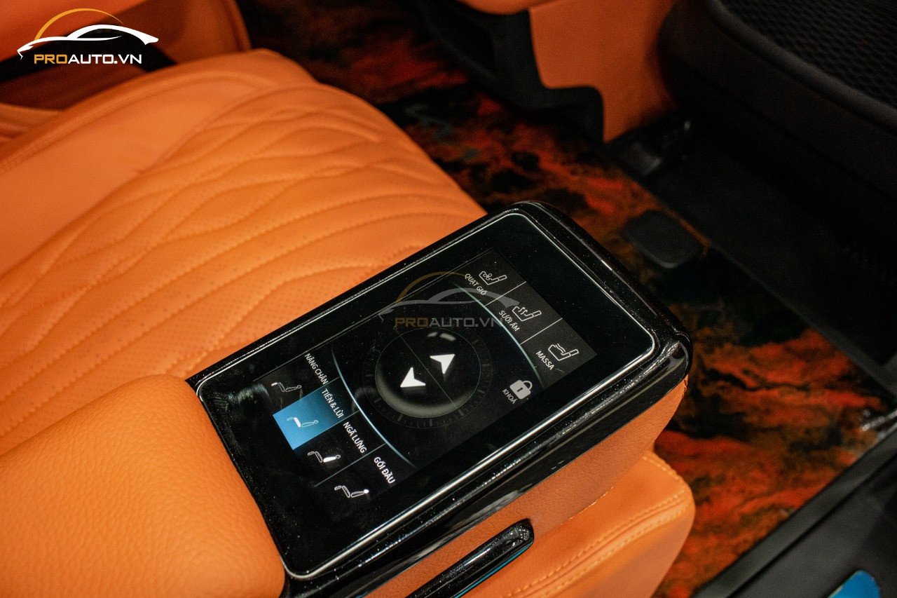 Tích hợp màn hình cảm ứng trên ghế Limousine Kia Carnival