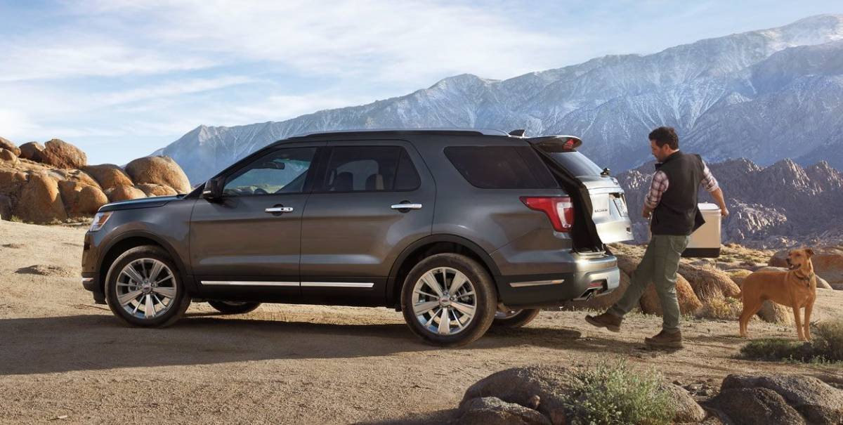 Tính năng cốp sau đóng mở rảnh tay thông minh của Ford Explorer 2019, tiện lợi cho việc chất dỡ đồ.