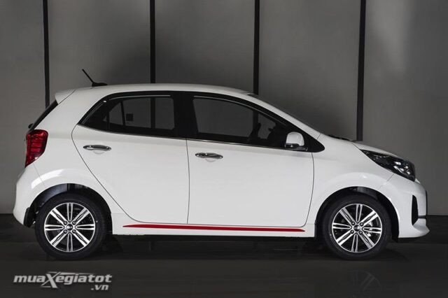Toàn cảnh thân xe Kia Morning GT-Line 2024 với đường nét thể thao