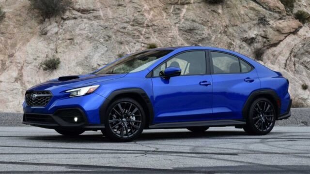 Tổng quan ngoại hình Subaru WRX 2022 màu xám bạc đang di chuyển trên đường, thể hiện sự mạnh mẽ và khả năng vận hành linh hoạt của mẫu xe thể thao này.