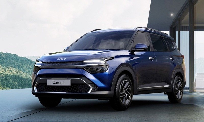 Tổng thể xe Kia Carens trên đường phố