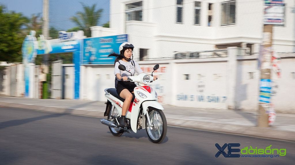 Tổng thể xe SYM Angela 50cc màu xanh trắng đang đỗ trên đường