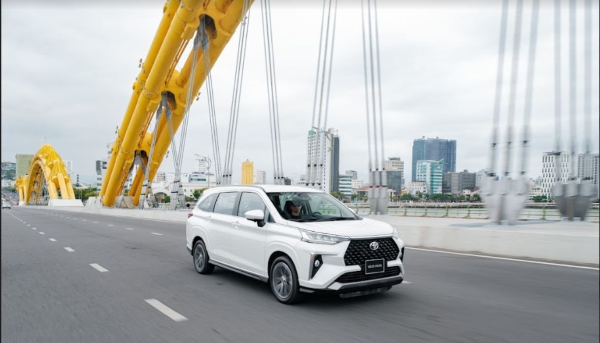 Toyota Veloz Cross 2022 đang di chuyển trên đường, thể hiện khả năng vận hành linh hoạt và ổn định của mẫu xe MPV đô thị này.