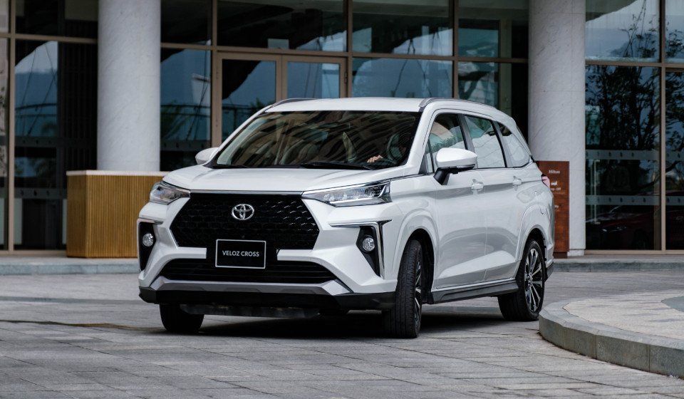 Toyota Veloz Cross màu trắng trong đô thị, mẫu MPV được ưa chuộng tại thị trường Việt Nam
