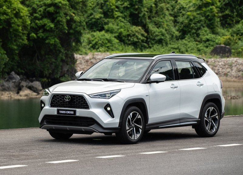 Toyota Yaris Cross màu trắng di chuyển trên đường, góp mặt trong danh sách các mẫu ô tô bán chạy nhất