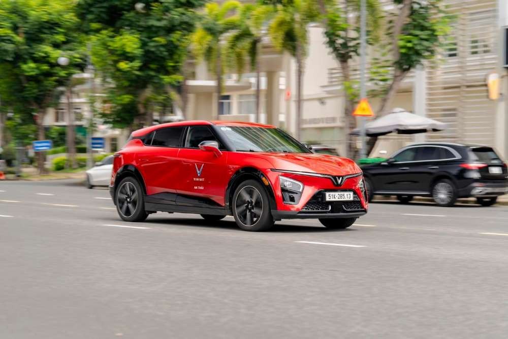 Trải nghiệm thực tế xe điện VinFast cùng nhân viên tư vấn