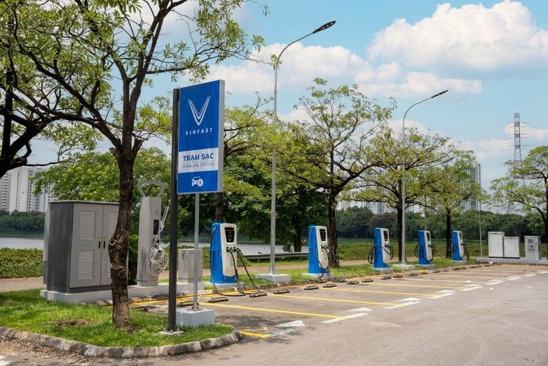 Trạm sạc công cộng cho xe ô tô điện tại đô thị