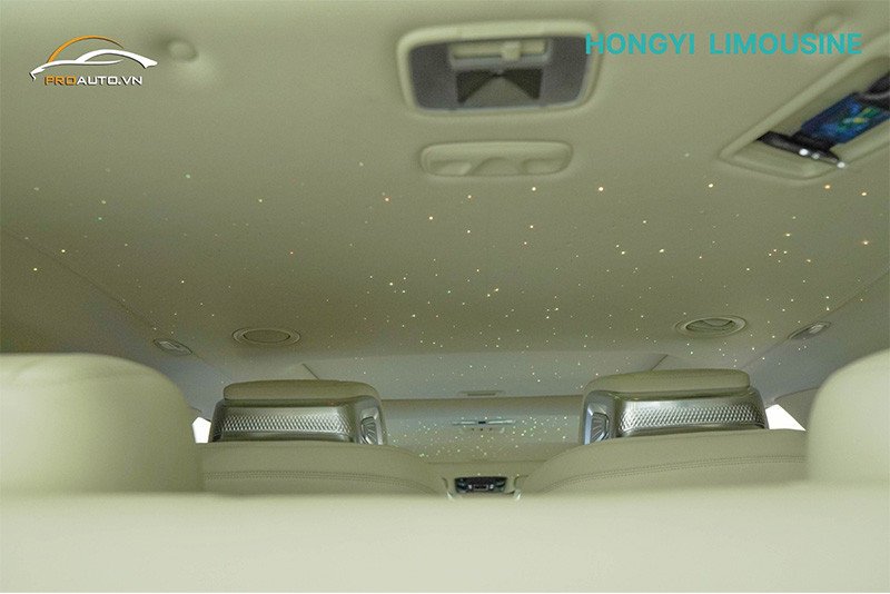Trần ánh sao lấp lánh sau khi độ cho xe Fortuner, tạo không gian thư giãn độc đáo.