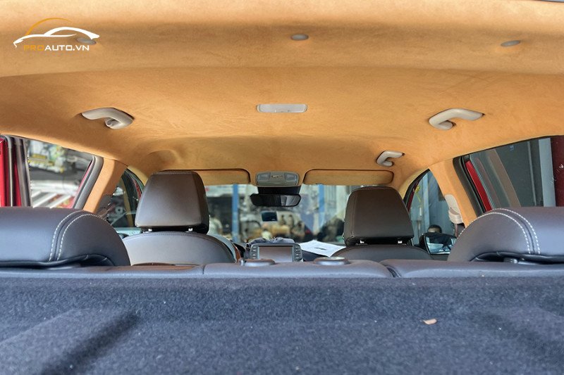 Trần xe Hyundai Accent được thay đổi màu sắc và trang trí đèn LED