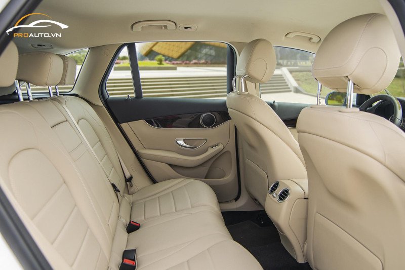 Trần xe Mercedes GLC 200 được bọc da cao cấp, tăng khả năng cách âm