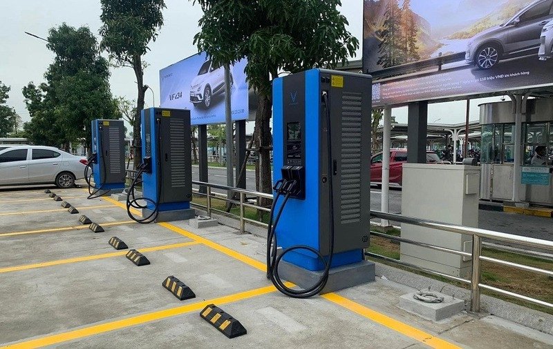 Trụ sạc nhanh DC cung cấp năng lượng cho xe điện