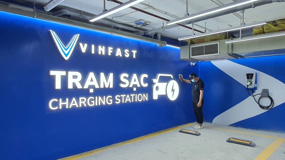 Trụ sạc xe điện VinFast hiện đại tại đại lý ở Thái Nguyên, đảm bảo khả năng nạp năng lượng nhanh chóng cho ô tô điện.