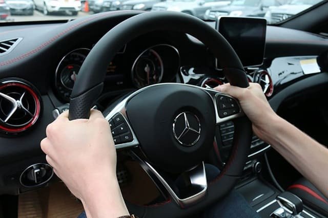 Tư thế cầm vô lăng chuẩn khi thực hiện kỹ thuật đánh lái xe ô tô
