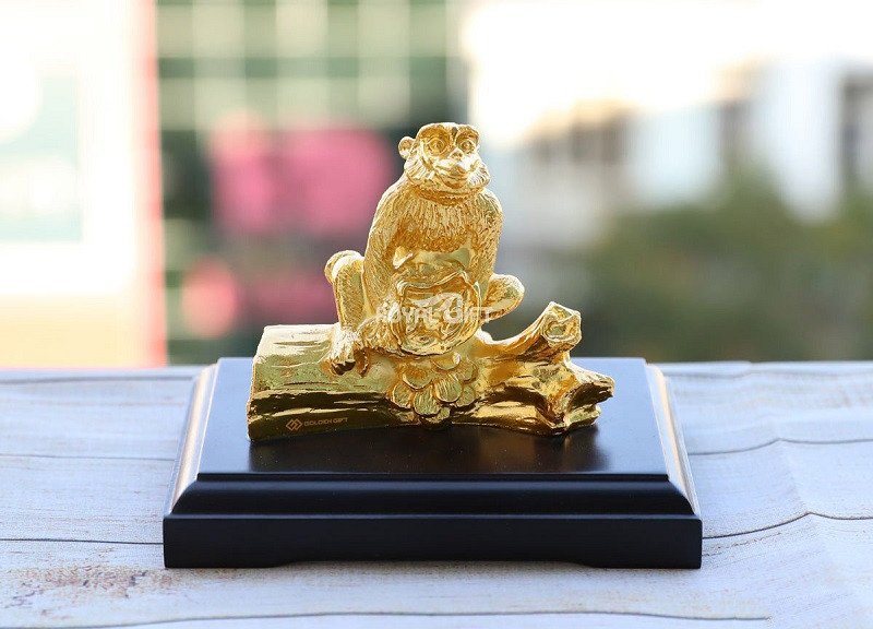 Tượng linh vật Khỉ đặt trong xe ô tô hợp phong thủy tuổi Thân