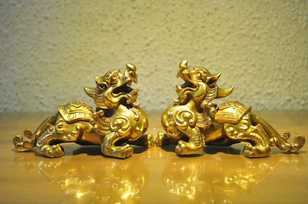 Tượng Tỳ Hưu phong thủy mạ vàng đặt trên táp lô xe, là biểu tượng mang lại may mắn và thu hút tài lộc khi trang trí xe ô tô.
