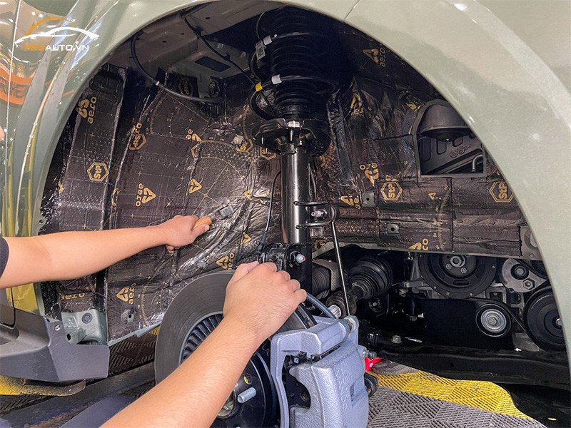 Vật liệu cách âm được thi công trên xe Fortuner, giảm tiếng ồn hiệu quả.