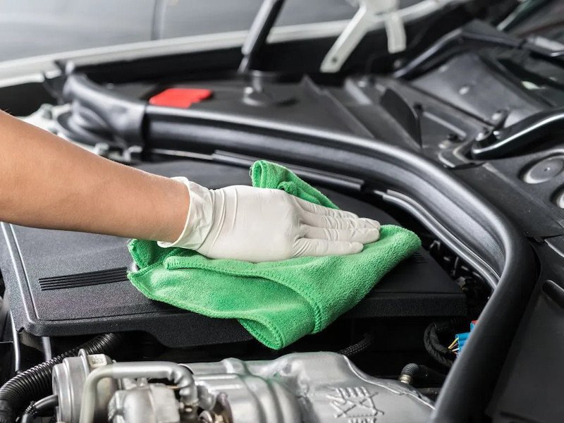 Vệ sinh thường xuyên khoang động cơ giúp ngăn ngừa bụi bẩn tích tụ nhanh chóng