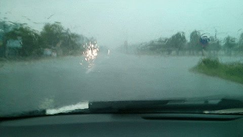 Video minh họa tầm quan trọng của việc bật đèn khi lái ô tô trong điều kiện mưa