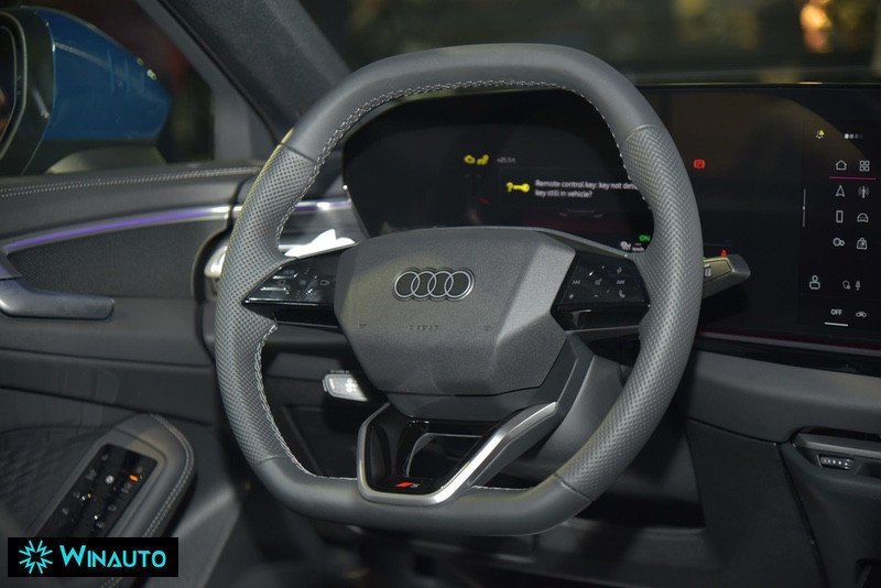 Vô lăng ba chấu đáy phẳng và bảng điều khiển trung tâm của Audi A5 2025