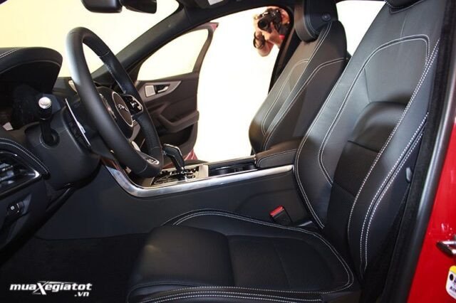 Vô lăng bọc da đa chức năng và bảng đồng hồ kỹ thuật số 12.3 inch trên Jaguar XE