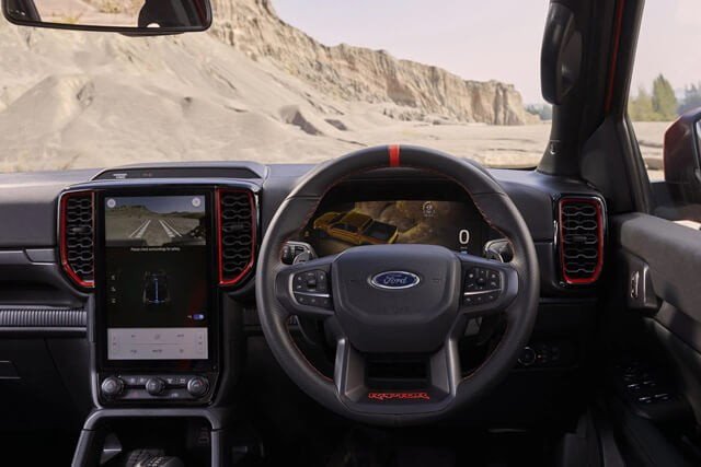 Vô lăng xe Ford Ranger Raptor 2025 thể thao và tích hợp nhiều phím chức năng