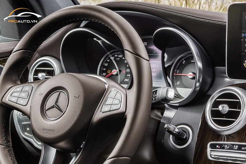 Vô lăng xe Mercedes GLC 200 được bọc da mới, mang lại cảm giác lái chắc chắn