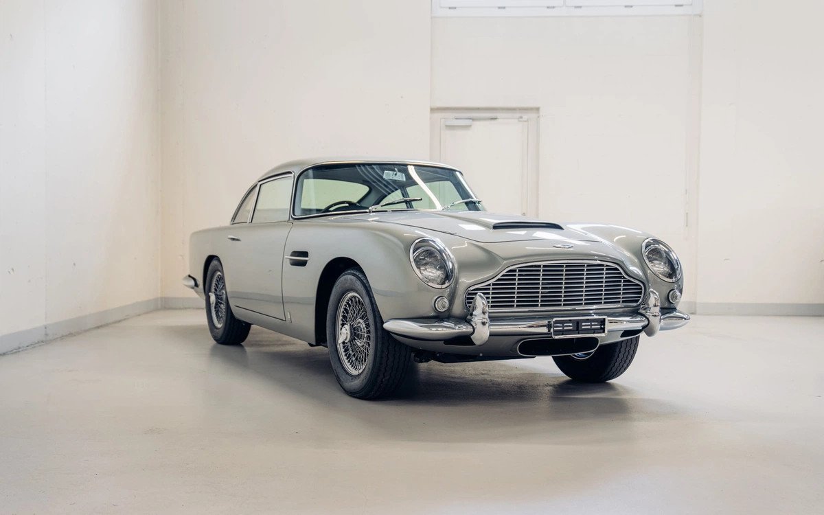 Xe Aston Martin DB5 màu xám Shadow Gray đậu trên đường