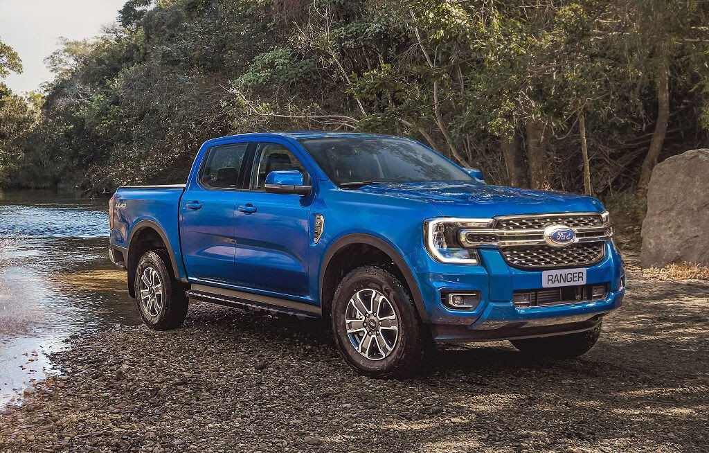 Xe bán tải Ford Ranger màu cam vượt địa hình, đại diện duy nhất của phân khúc trong Top xe bán chạy tháng 7/2024
