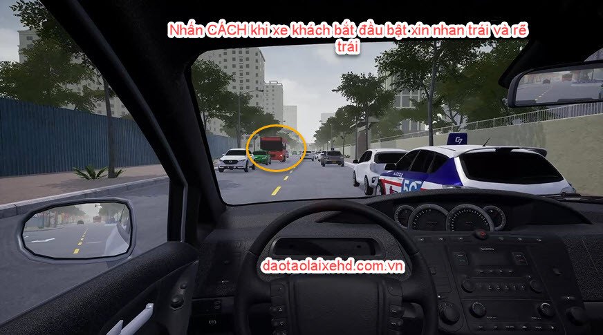 Xe buýt màu vàng đang di chuyển ra khỏi vị trí đỗ bên lề đường