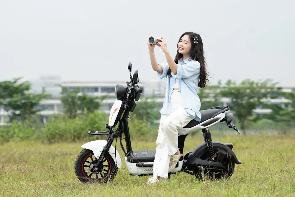 Xe đạp điện OSAKAR X8 màu trắng tem đỏ phong cách trẻ trung
