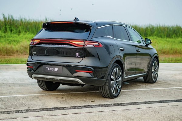 Xe điện BYD Tang đang sạc tại trạm sạc công cộng