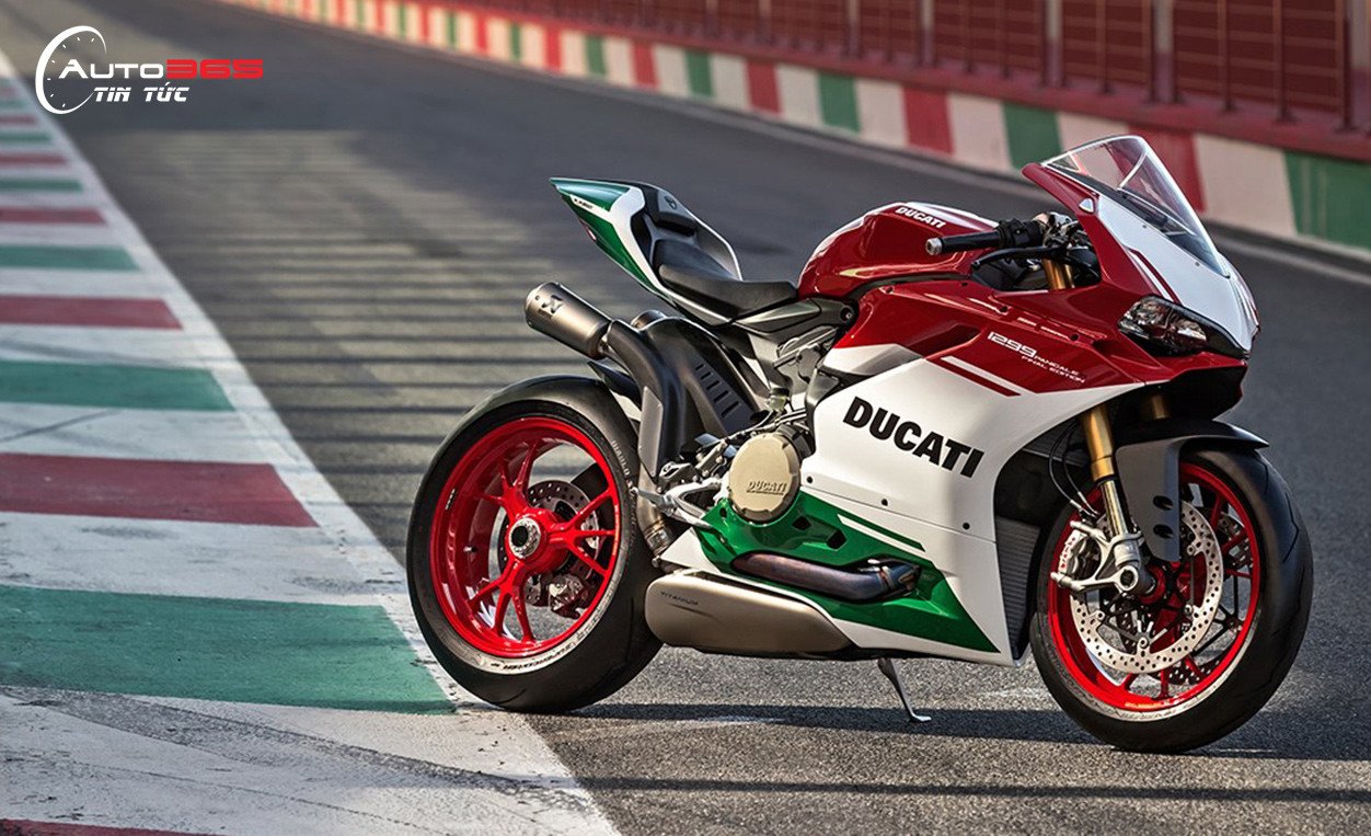Xe đua Ducati 1299 Panigale màu đỏ nổi bật trên đường