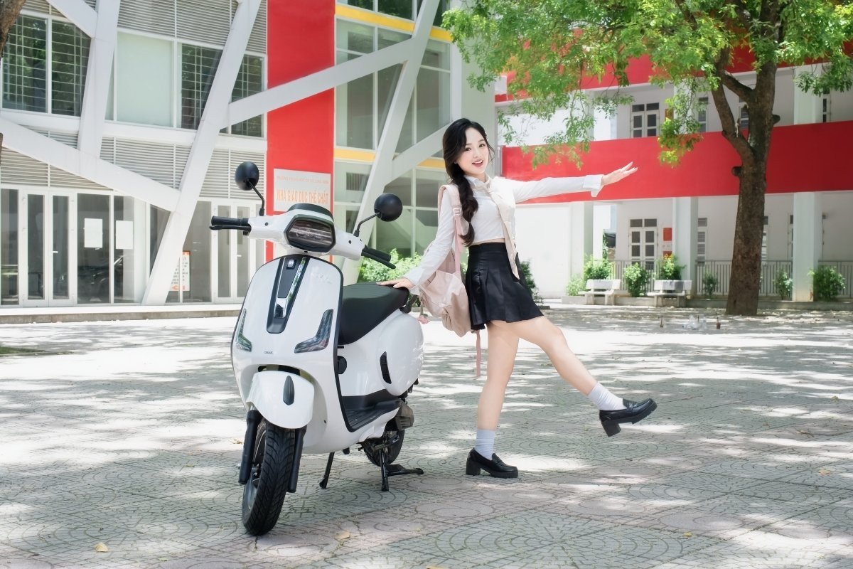 Xe máy điện OSAKAR Nispa Lumia màu trắng đen