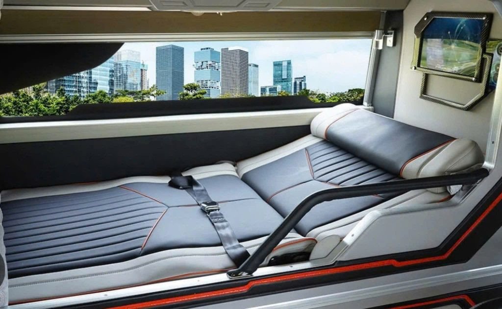Xe ô tô di chuyển an toàn trên đường cao tốc