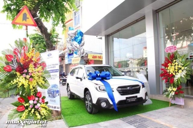 Xe Subaru Outback màu trắng đang di chuyển trên đường, thể hiện khả năng vận hành linh hoạt, an toàn
