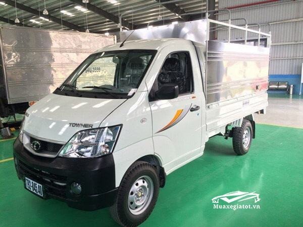 Xe tải Thaco Towner màu xanh đỗ trên phố