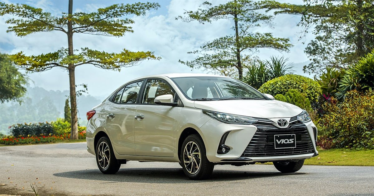 Xe Toyota Vios màu đỏ đang đỗ trên đường phố, một trong những mẫu xe bán chạy nhất tháng 7 tại Việt Nam