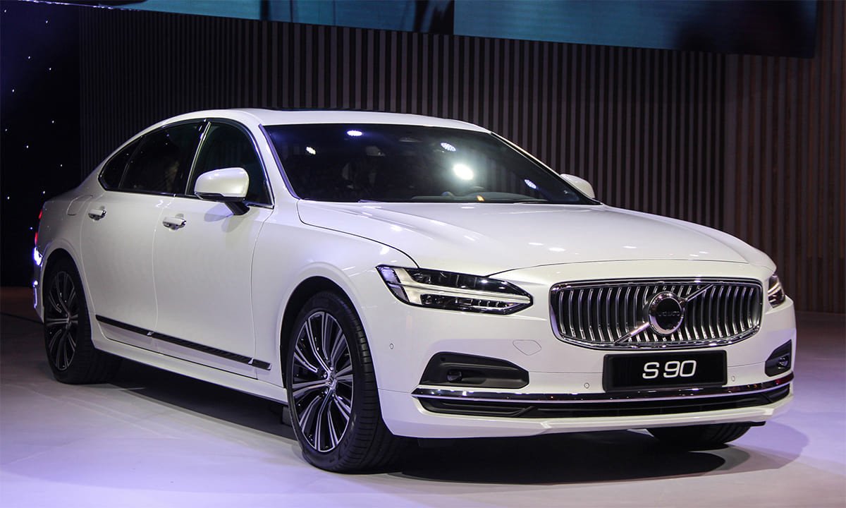 Xe Volvo S90 sedan hạng sang màu trắng