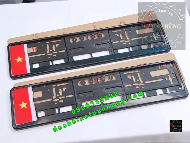 Khung Biển Số Ô Tô Kiểu Châu Âu Lá Cờ