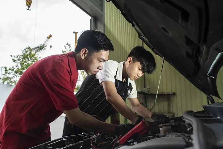 Sinh Viên Thực Hành Chẩn Đoán Trực Tiếp Trên Xe Thật Sinh Viên Thực Hành Chẩn Đoán Trực Tiếp Trên Xe Thật