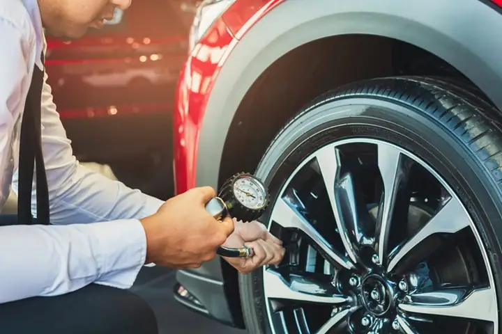 Có Nên Lắp Cảm Biến Áp Suất Lốp Ô Tô Không?