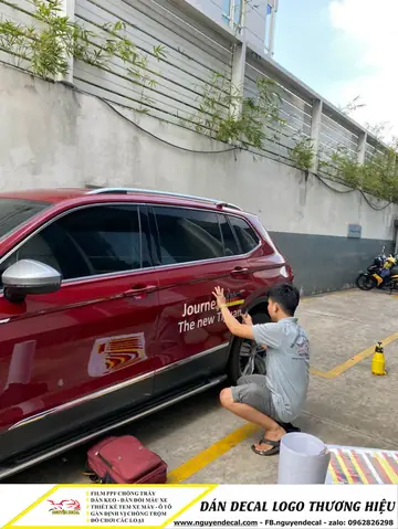Logo Dán Sau Xe Ô Tô: Hướng Dẫn Chi Tiết Từ A Đến Z Logo Dán Sau Xe Ô Tô: Hướng Dẫn Chi Tiết Từ A Đến Z