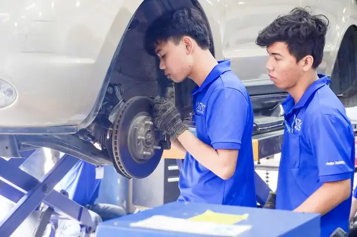 Mức Lương Thợ Sửa Xe Ô Tô Mới Vào Nghề Mức Lương Thợ Sửa Xe Ô Tô Mới Vào Nghề