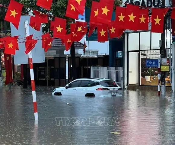 Mưa Lớn Ngập Xe Ô Tô: Hướng Dẫn Xử Lý Khi Ô Tô Bị Ngập Nước Mưa Lớn Ngập Xe Ô Tô: Hướng Dẫn Xử Lý Khi Ô Tô Bị Ngập Nước